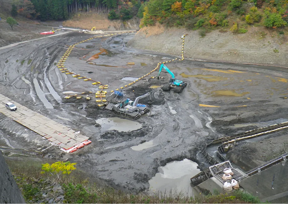 小型浚渫圧送機によるダムの堆積土砂撤去