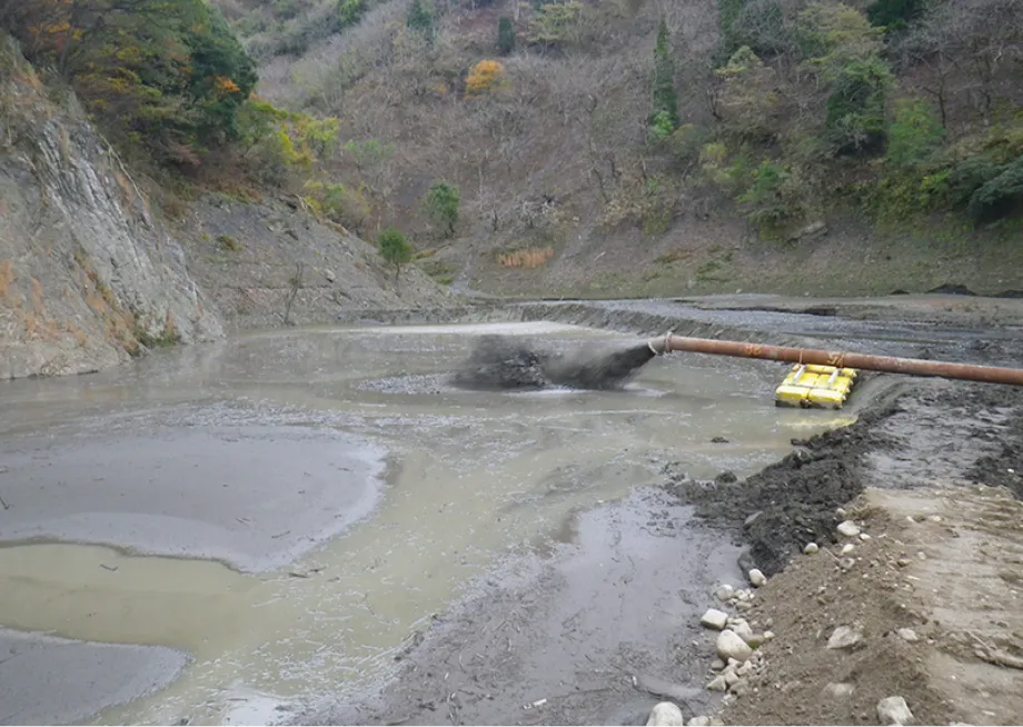 小型浚渫圧送機による堆積土運搬